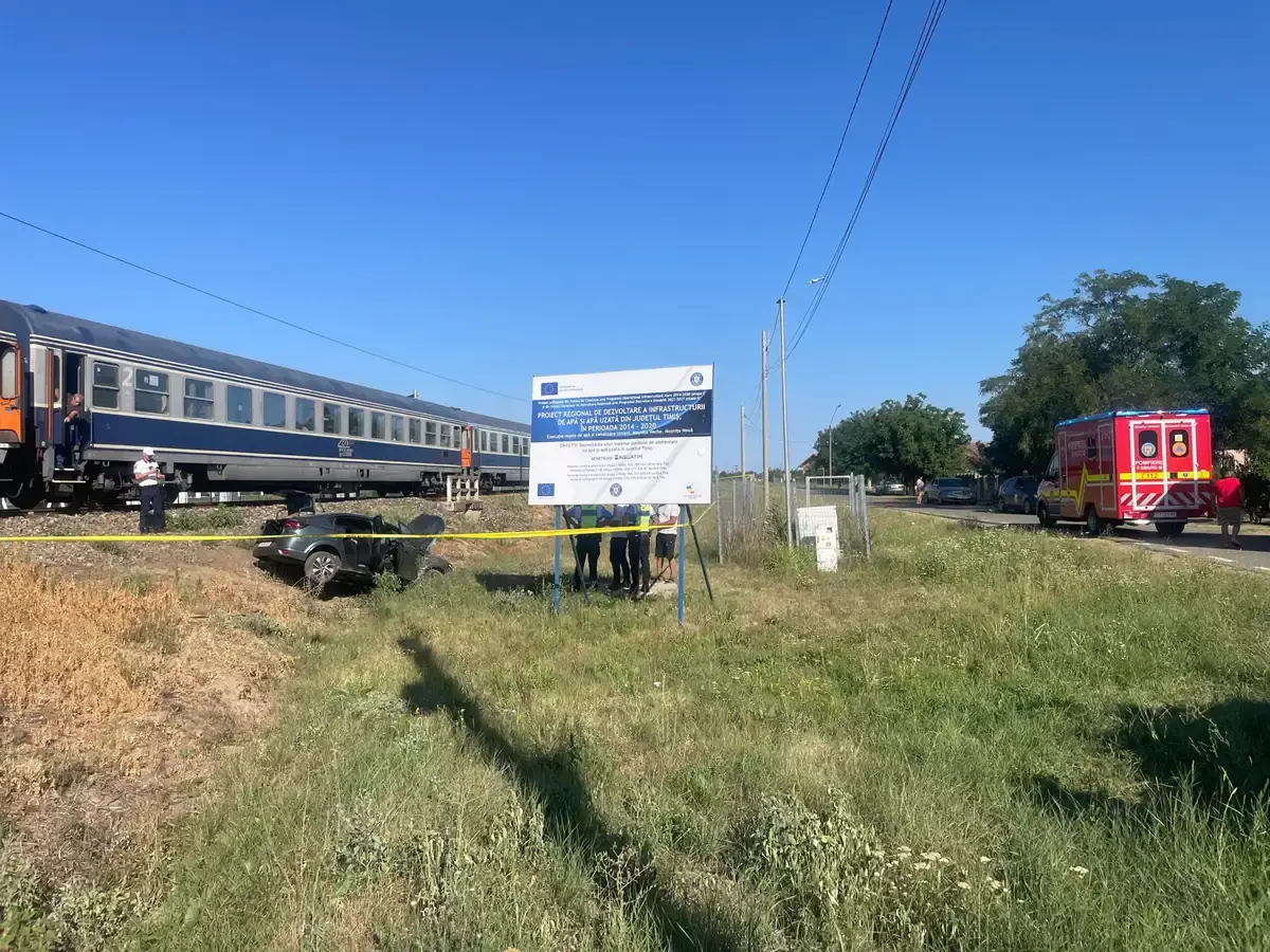 Accident feroviar la Urseni: șoferiță încarcerată și inconștientă
