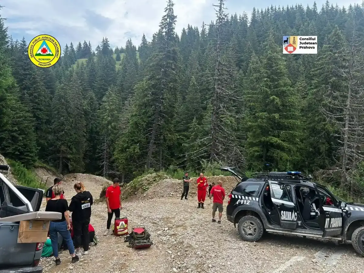 Accident pe un drum montan din Prahova: patru răniți, evacuați de SMURD și Salvamont