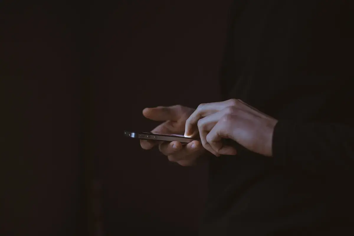 Atenție la SMS-urile false: Escrocherii cu taxe de parcare neplătite!