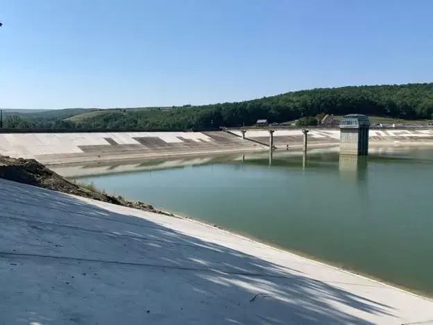 Barajul Pârcovaci, aproape gata: Apă sigură pentru Hârlău și protecție pentru 7.000 de oameni