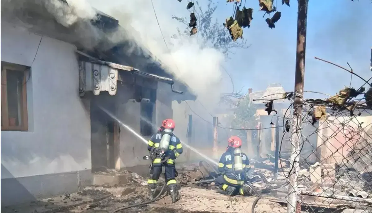 Bărbat de 50 de ani a pus foc la casă și s-a refugiat în magazinele arzând