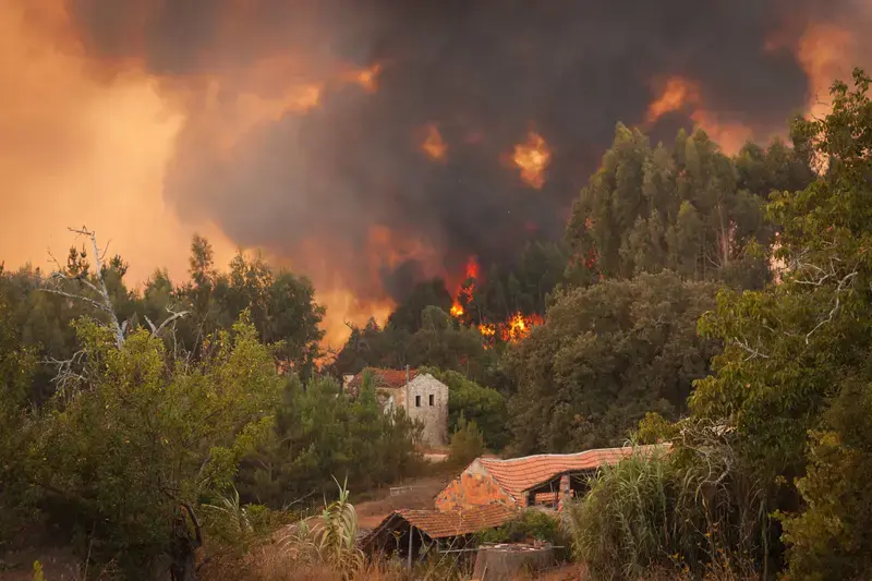 Coliziune aeriană în Grecia: Două elicoptere s-au ciocnit la un incendiu. Pompierii români sunt bine