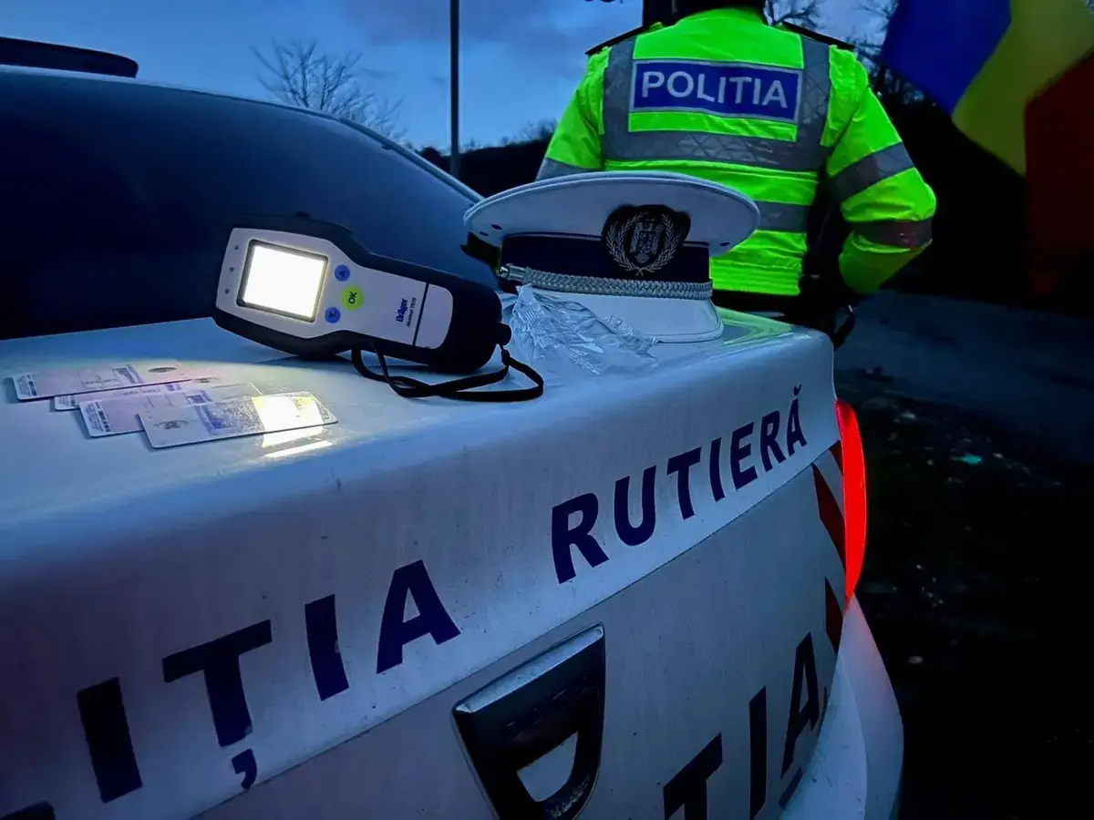 Două mașini colisionate în București, una s-a răsturnat și a avariat o țeavă de gaze