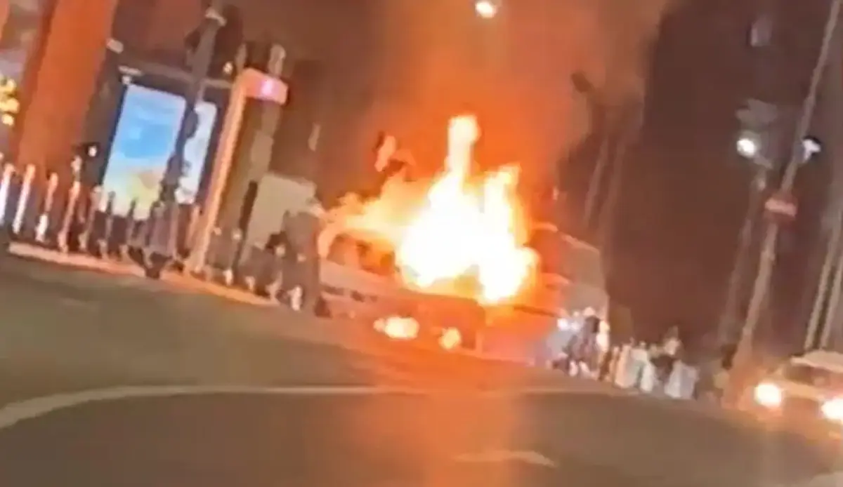 Explozie urmată de incendiu: O mașină de lux, scrum în centrul Capitalei