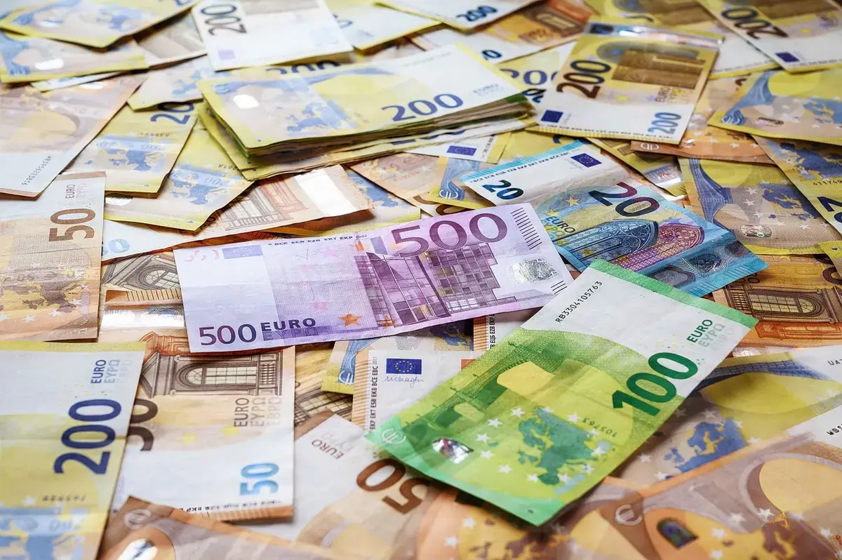Grupul grecesc Quest reevaluează investițiile în România din cauza crizei economice.