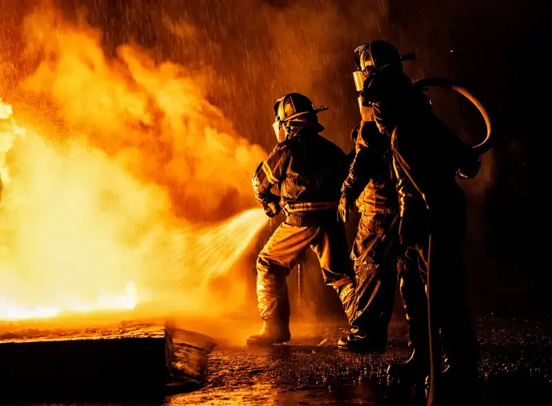 Incendiu devastator într-o parcare din Oradea: Mașini făcute scrum, pompierii au evitat o catastrofă