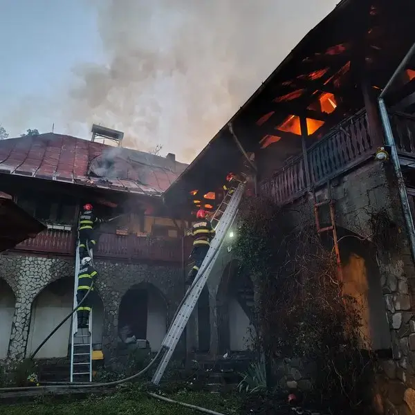 Incendiu devastator la Mănăstirea Bisericani: Un bărbat a murit, arhiva și chiliile, scrum