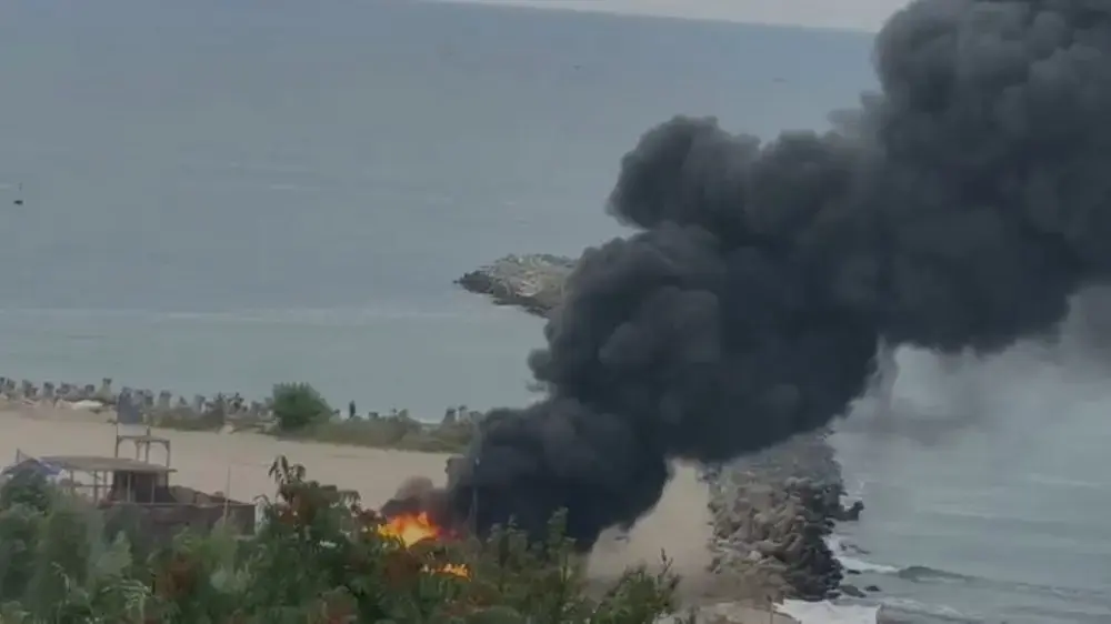 Incendiu devastator pe plaja Zoom din Constanța: Magazia cu echipamente sportive, scrum
