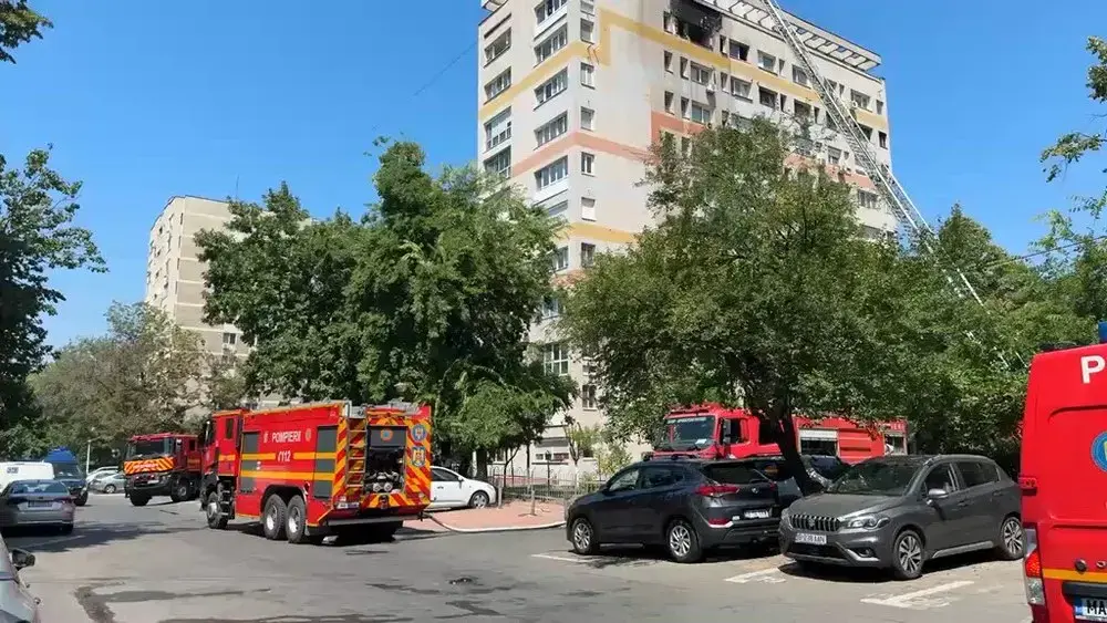 Incendiu la etajul 10 într-un bloc din Sectorul 3: 45 de locatari s-au autoevacuat