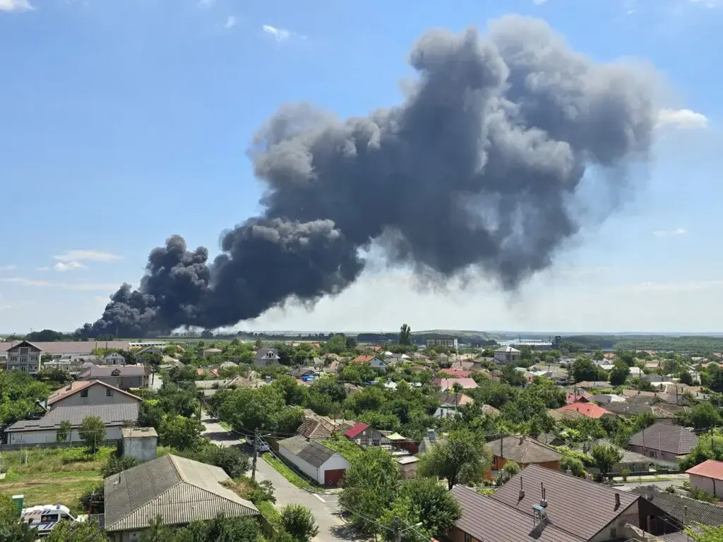 Incendiu major pe DN2A: Cisternă cu benzină și buldoexcavator implicate, trafic blocat
