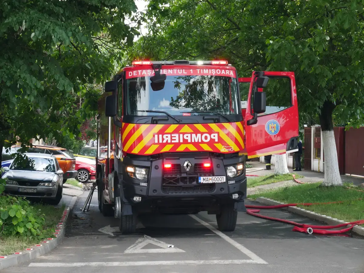 Incendiu puternic pe Centura Lugojului, într-o hală industrială