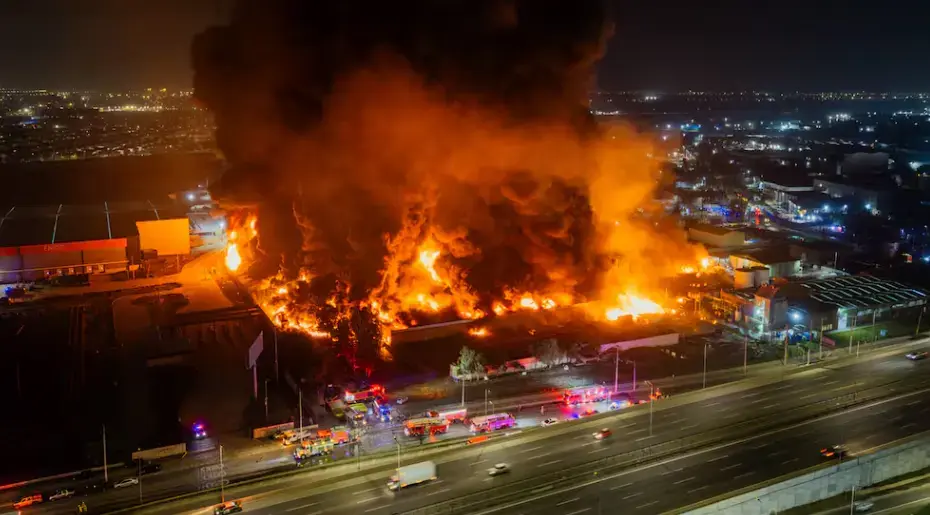 Incendiu uriaș la o uzină chimică din Chile: flăcări și explozii, fum toxic spre capitală
