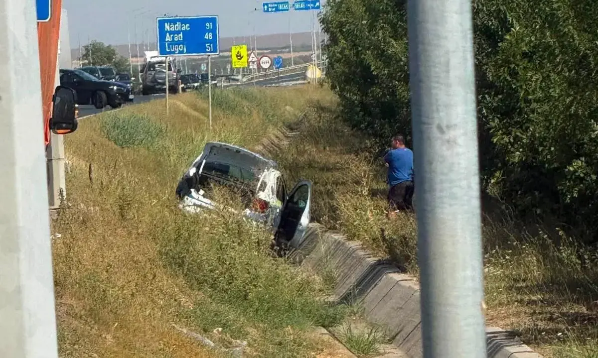 Mașină de poliție, aruncată în șanț după un impact violent lângă Timișoara