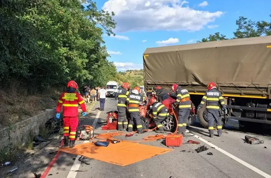 Mașină prinsă între două TIR‑uri pe A0 și carambol în Mureș cu trei morți și patru răniți