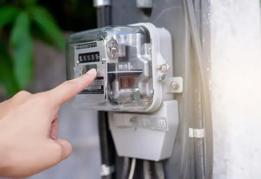 Ministerul Energiei cere companiilor reducerea voluntară a consumului electric.
