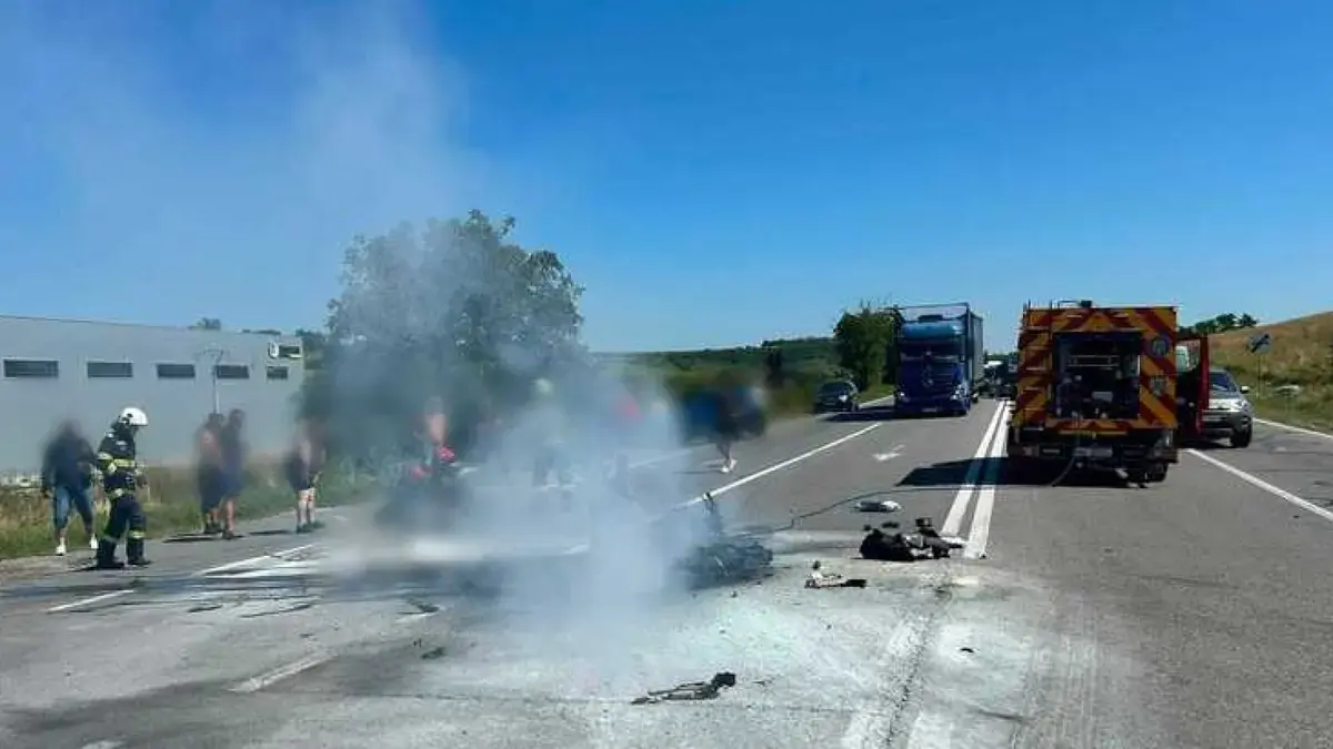 Motociclist mort după ce motocicleta i-a luat foc la impactul cu un camion, pe DN1