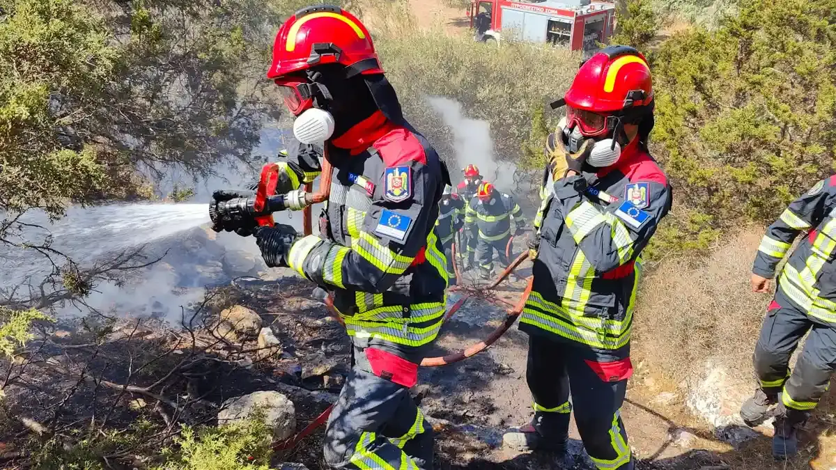 Noapte de foc pentru pompierii români în Grecia: Lupta contra cronometru cu flăcările din Attica