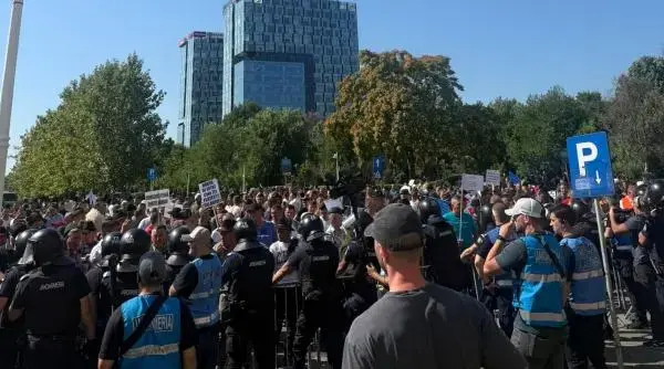 Oierii au luat cu asalt Capitala: Tensiuni, gaze lacrimogene și garduri rupte la protest