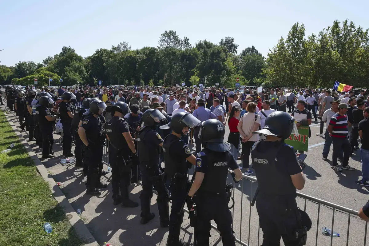 Oierii mută protestul la Guvern, Jandarmeria acuză blocarea traficului