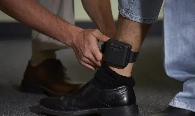 Polițist din Caransebeș, obligat să poarte brățară electronică după un ordin de protecție