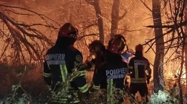 Pompierii români rămân în Franța: misiunea de salvare continuă încă două săptămâni