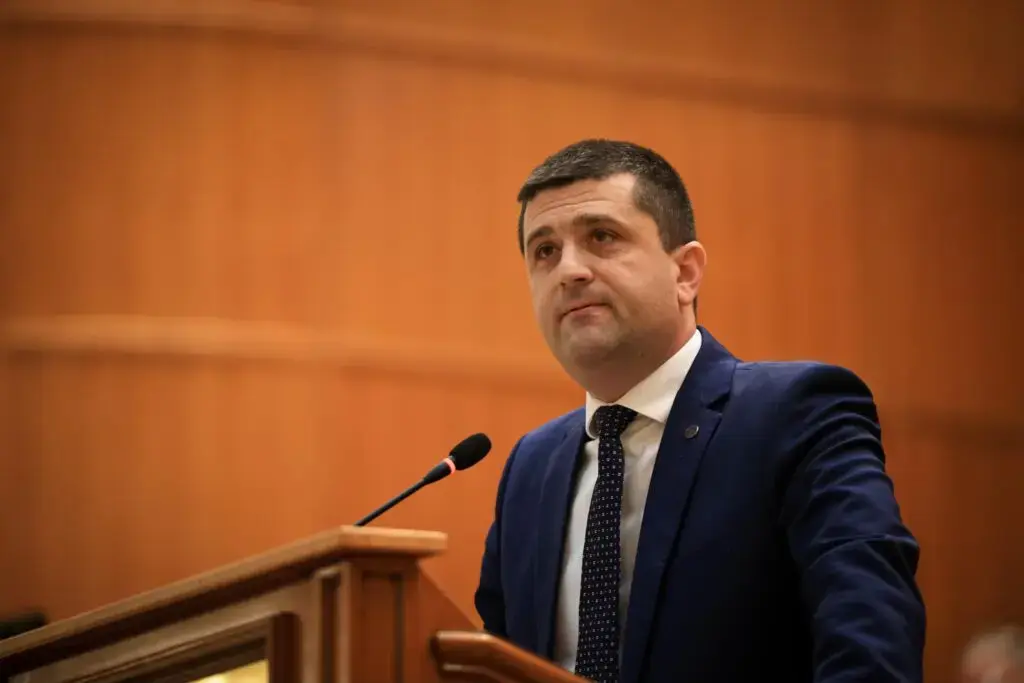 Scandal în Parlament: Ministrul Apărării acuză AUR de simpatii pro-ruse după doborârea dronelor