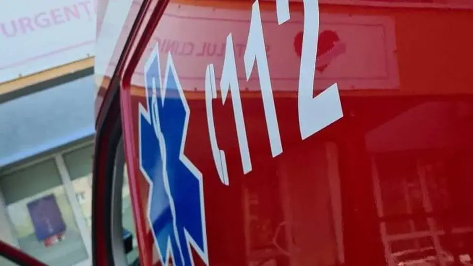 Șofer de 70 de ani, salvat miraculos după ce mașina i-a plonjat în râul Olt, lângă Sibiu