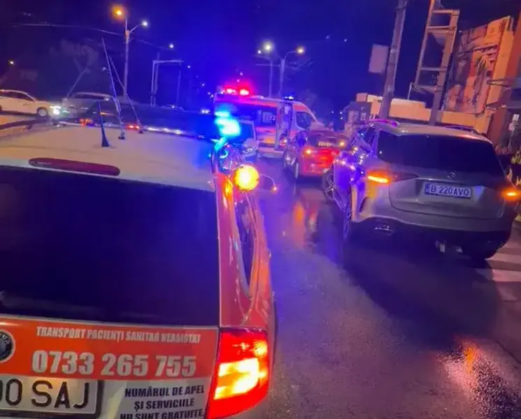 Șoferul a fugit după ce a lovit 4 mașini și a proiectat un autoturism pe scările unui restaurant din Galați