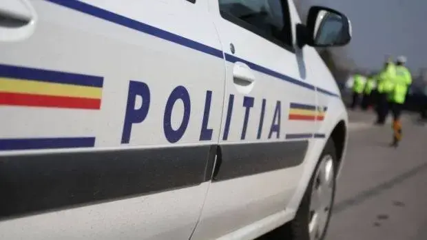 Un motociclist și pasagera sa, răniți după ce vehiculul a fost lovit de un autocar, la urcarea pe centura