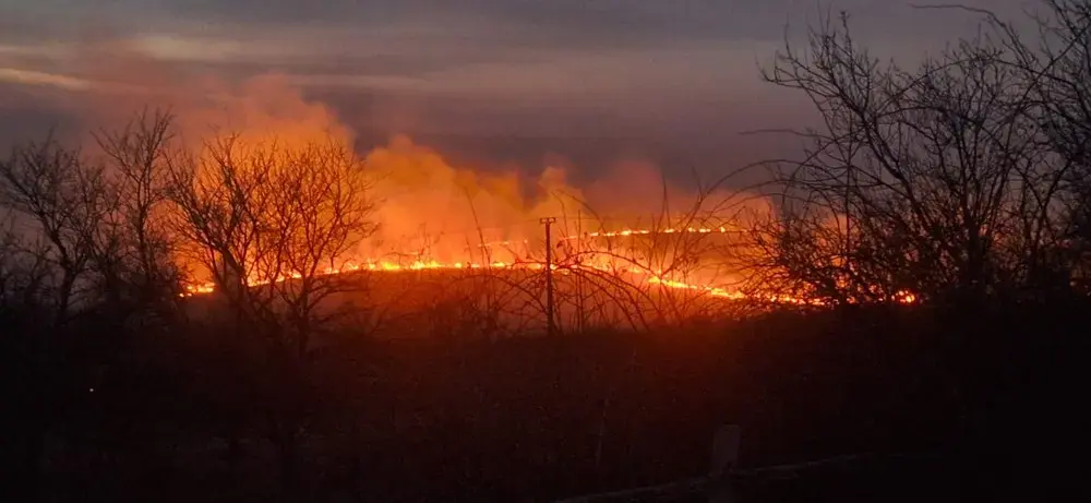 Incendii violente în Mehedinți și Caraș-Severin amenință case, școli și biserici