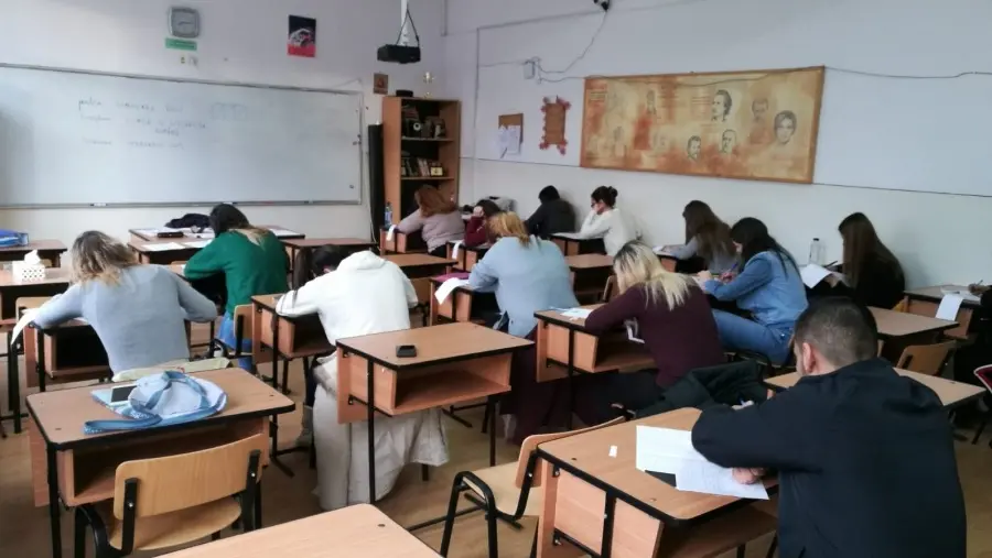 Clasa a IX-a fără manuale: Ministerul impune lecții de recapitulare până în septembrie