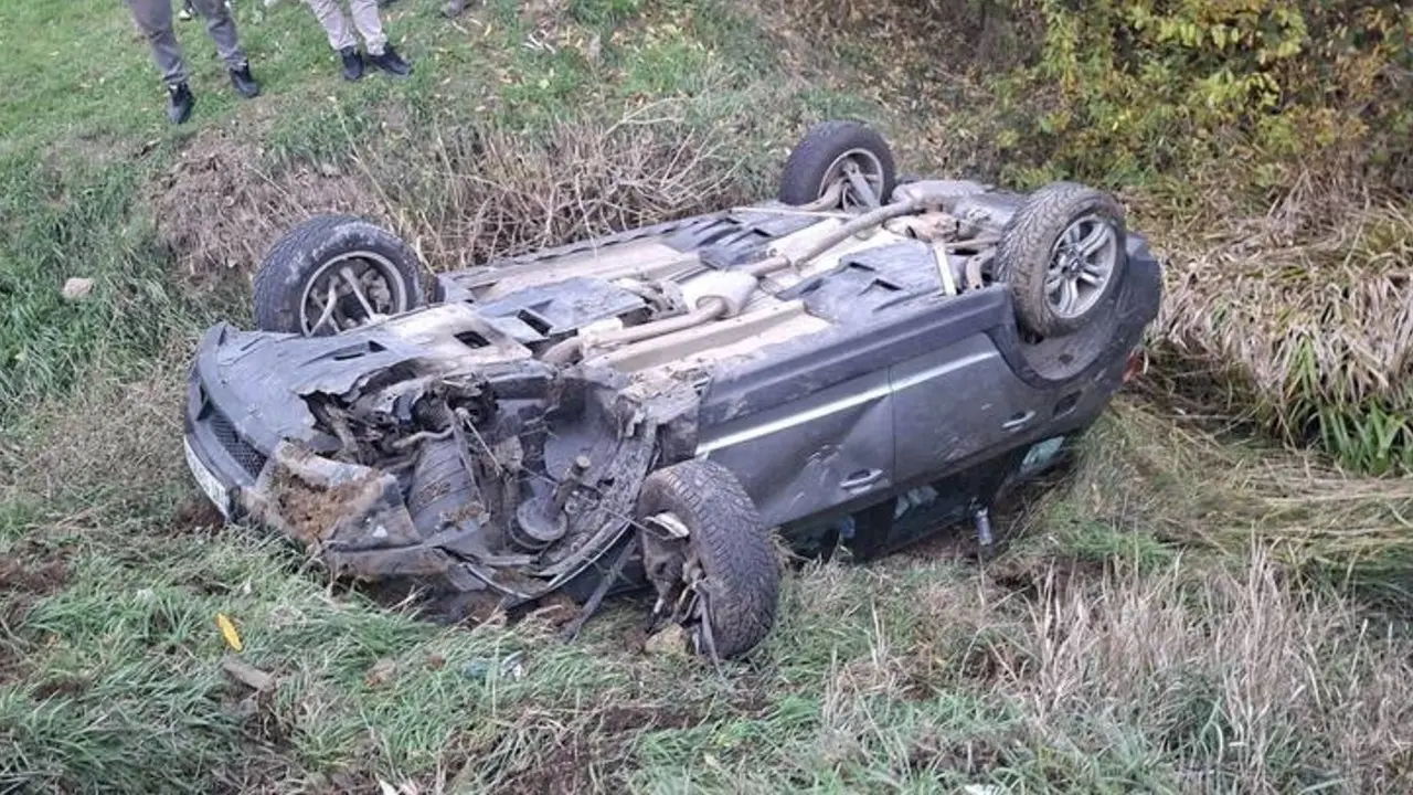 Accident în Neamț: șoferiță a sărit în albia unui râu, doi copii răniți