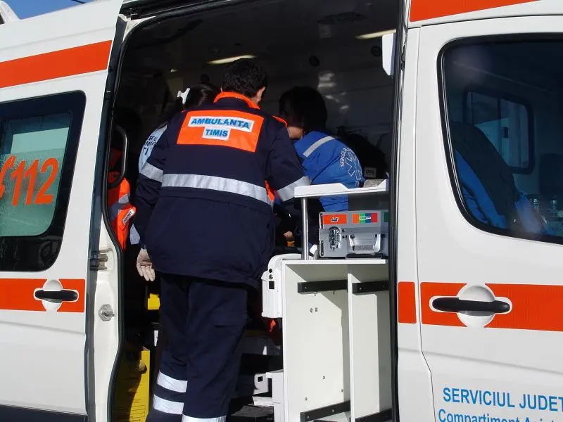 Accident grav în Sânandrei: un șofer a ajuns la spital după ce a lovit trei mașini parcate