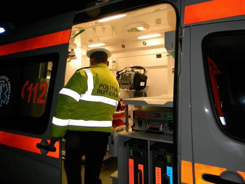 Accident dimineața la Moșnița Nouă: O șoferiță a ajuns la spital după ce mașina i-a fost izbită din spate