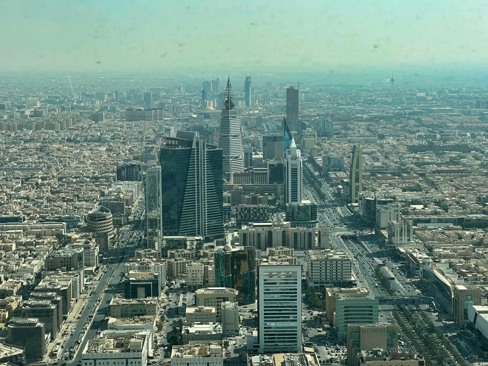 Aeroportul din Riad, în foc din nou: atacul houthi care a ars terminalul 4