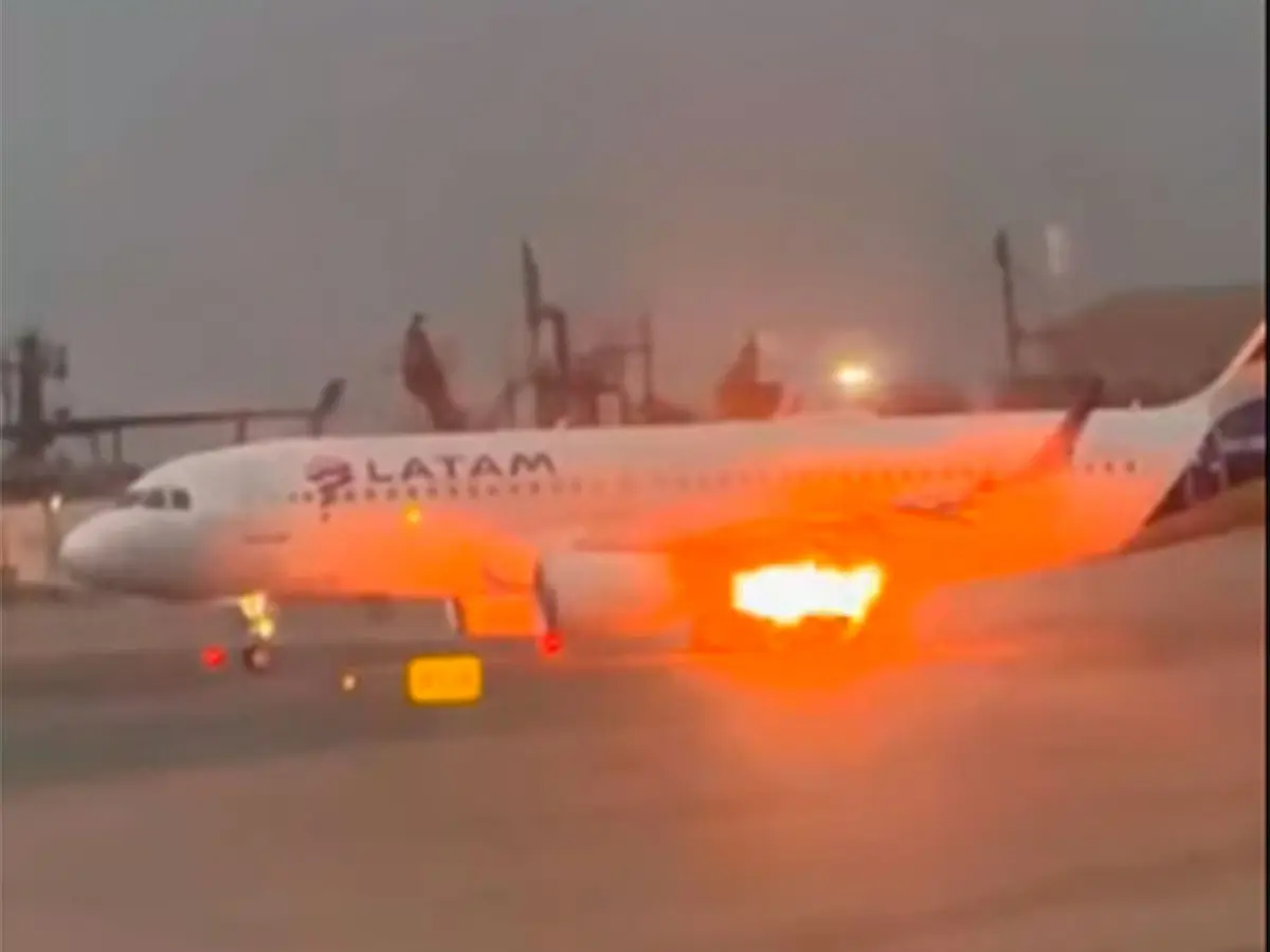 Avion a luat foc pe pistă în America de Sud; pasagerii au fost evacuați de urgență