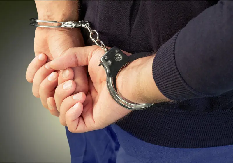 Bărbat de 59 de ani arestat preventiv după ce a furat o mașină cu copil în interior și a intrat într-un cap de pod,
