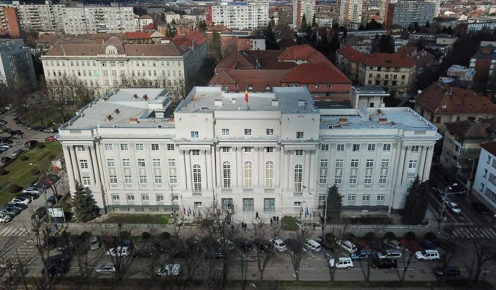 Războiul pe săli din Timiș: CJT cedează sub presiune și găsește spațiu pentru Prefectură