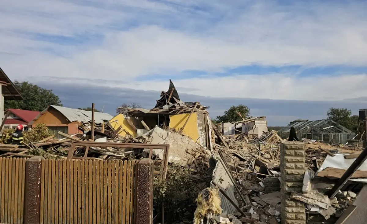 Explozie devastatoare în Vrancea: Trei case puse la pământ și un bărbat în stare critică