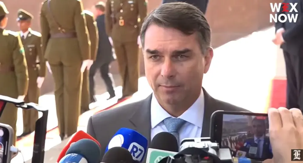 Flávio Bolsonaro se autoproclamă „lider al Braziliei” din Miami