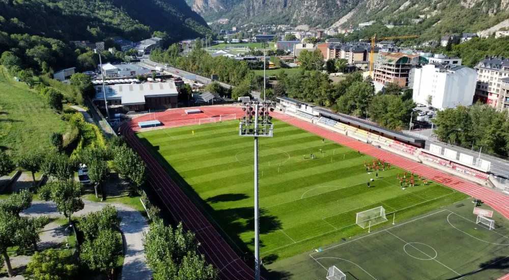 În inima Pirineilor, la înălțime. Stadionul de poveste din Andorra pe care va juca Universitatea Craiova în Conference