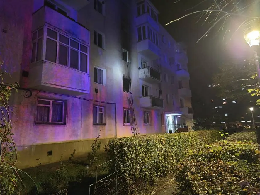 Incendiu în bloc din Sibiu: 45 de persoane evacuate, cinci suferă atac de panică