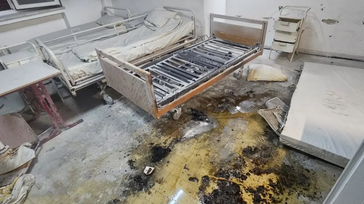 Incendiu la Spitalul Județean Reșița: 16 pacienți evacuați și o victimă cu arsuri grave