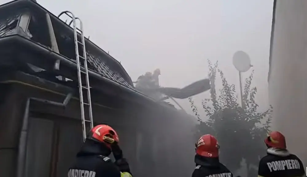 Incendiu puternic în Brăila: trei case cuprinse de flăcări, o femeie salvată de pompieri