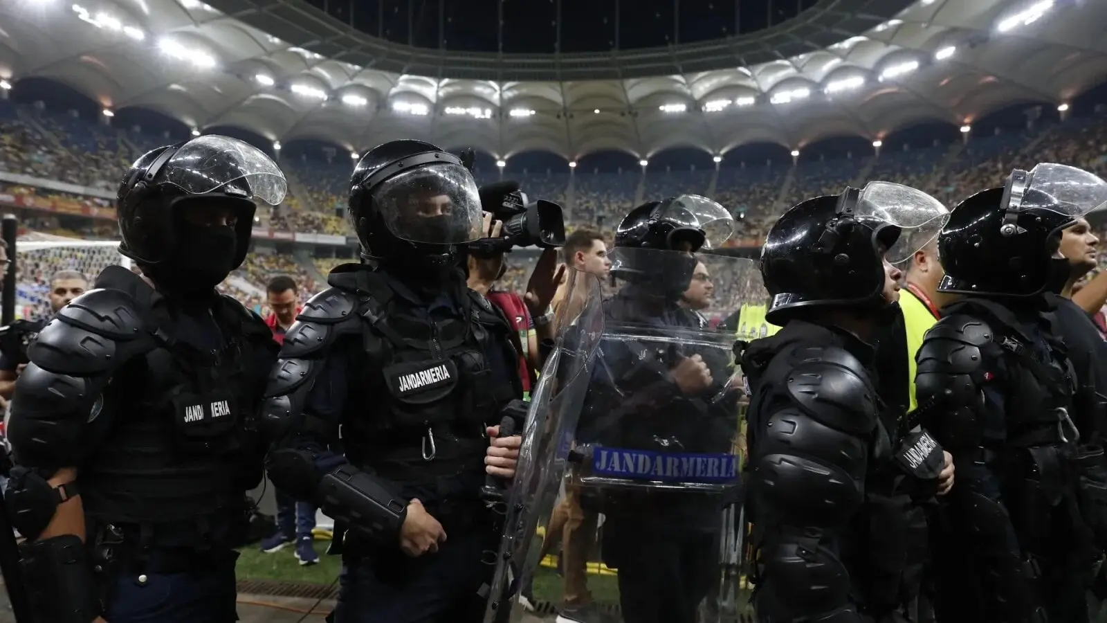 Jandarmii aplică 11 sancțiuni după incidentele cu materiale pirotehnice la meciul România-Suedia