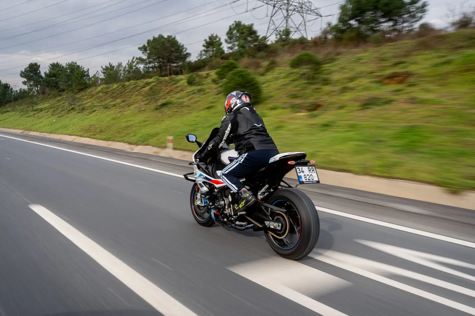 Motocicliștii pot depăși coloanele, primăriile obligate să amenajeze parcări