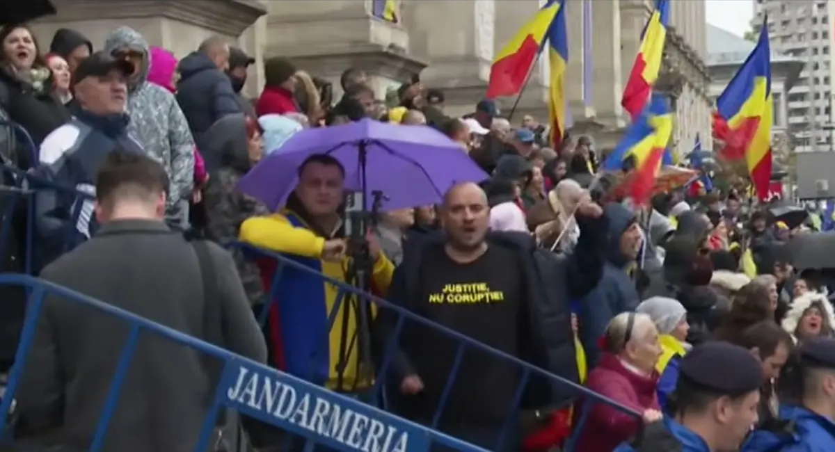 Peste 100 de fani ai lui Călin Georgescu protestează în ploaie la Curtea de Apel