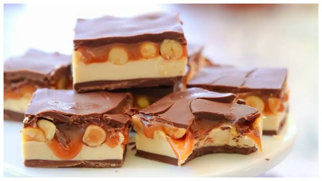 Răsfăț suprem: Prăjitura cu alune și caramel, varianta de casă a celebrului Snickers