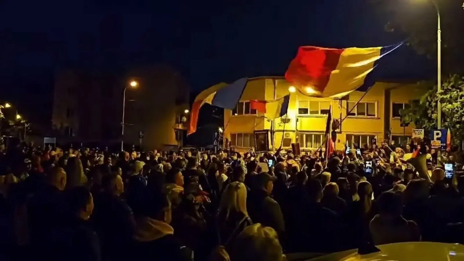 Proteste pentru Călin Georgescu: susținătorii se adună din nou la Arestul Central