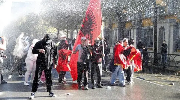 Proteste violente ale studenților în Albania: Ciocniri cu poliția, vitrine și magazine vandalizate